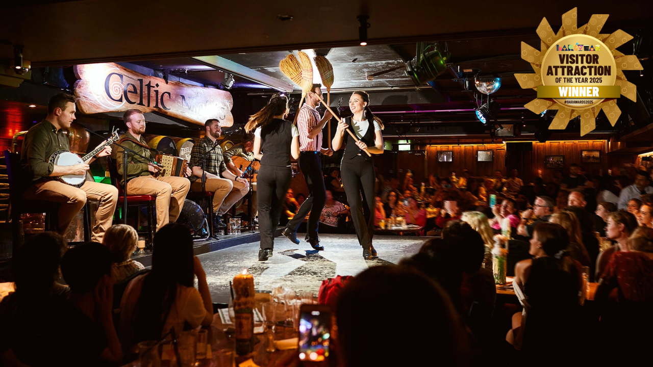 dark,room,irish,music.crowd,stage,irish,awards,fun,atmoshphere