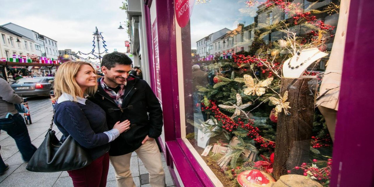 couple window shopping 