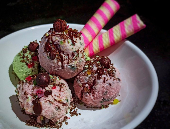 strawberry and mint icecream with chocolate sauce