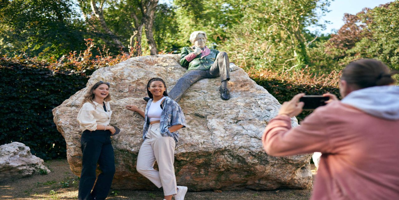 friends posing with the oscar wilde statue merrion square 