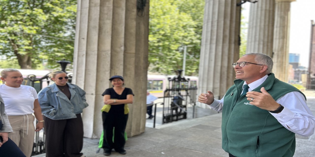 dodublin guide leading walking tour