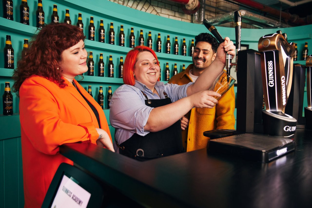 Pouring Guinnes in a Gravity Bar