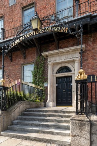 dublin-writers-museum-parnell-square-north-dublin-city, fáilte ireland Steps leading up to a black front door along the docklands route of dodublins tour