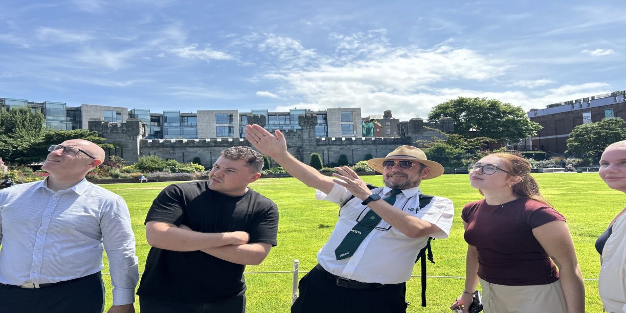 walking tour group with guide in dublin 