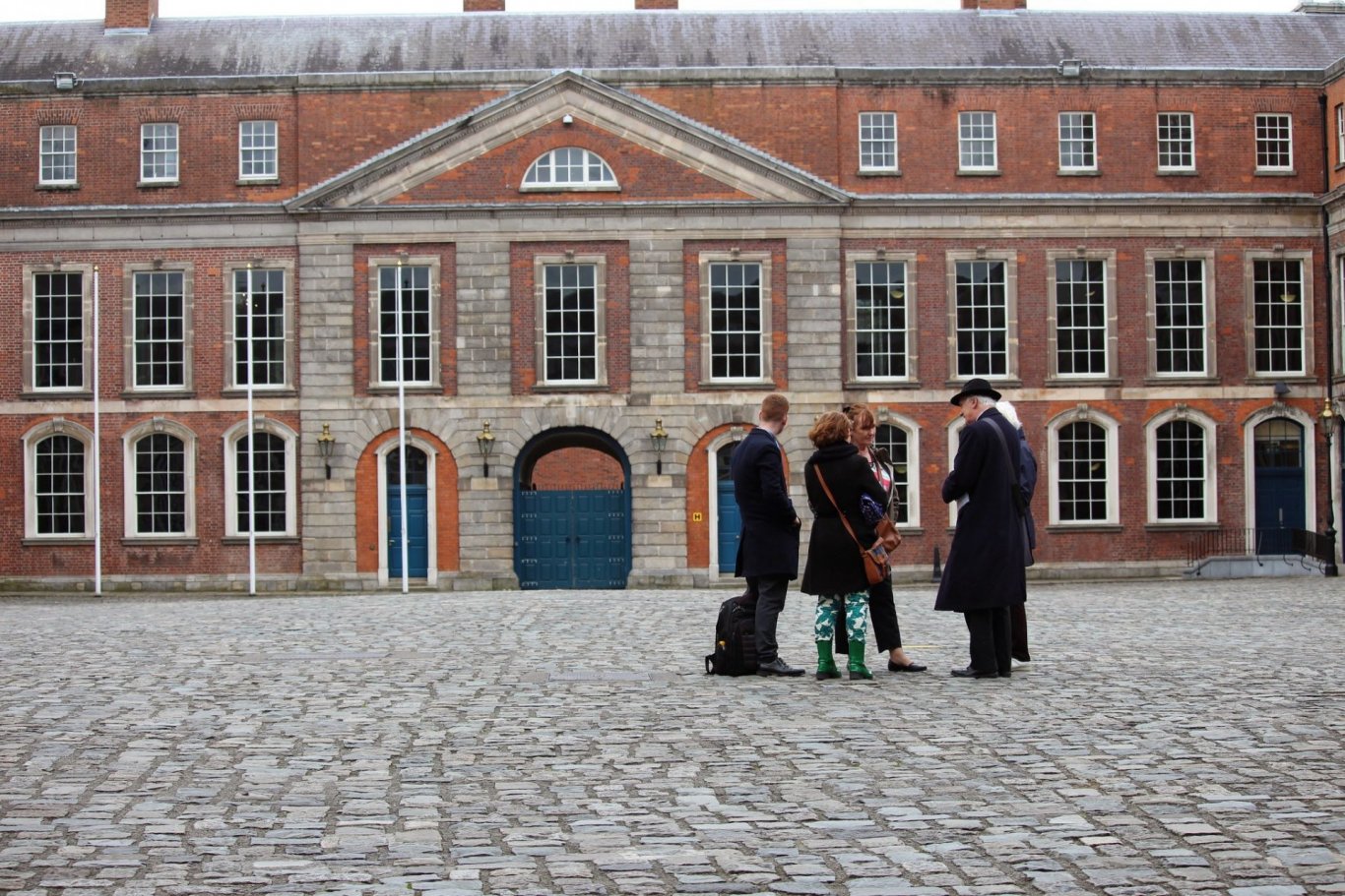 pat liddy in dublin giving walking tour to visitors