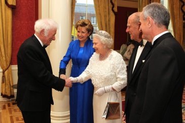 queen shaking hands with seamus heaney